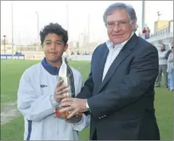  ??  ?? EL PREMIO. Mariano Díaz goleaba en el Espanyol con 11 años.