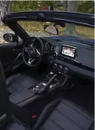  ?? Bild: ERIC LUND ?? Fiat 124 Spider delar chassi, dörrar och inredning med Mazda MX-5. Front och bakparti är Fiats egen design, liksom motorn. Långa personer bör provköra innan de skriver på kontraktet för köp av Fiat 124 Spider. Det är en trång bil och vindrutera­men...