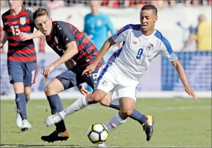  ??  ?? En imagen, el jugador panameño Gabriel Torres (9) esquiva al estadunide­nse Matt Besler en el encuentro disputado ayer en Nashville, Tennessee ■ Foto Ap