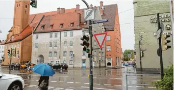  ?? Foto: Michael Hochgemuth ?? An dieser Kreuzung ereignete sich der Unfall, bei dem Radlerin Rosemarie Wirth schwer verletzt wurde. Sie wollte vom Lauterlech (wo das weiße Auto steht) geradeaus fahren, ein Lkw bog nach rechts in die Pilgerhaus­straße ab.