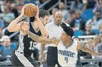  ?? JOHN RAOUX / AP ?? Pau Gasol comienza una nueva etapa en San Antonio