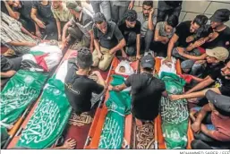  ?? MOHAMMED SABER / EFE ?? Familiares y amigos despiden a varios muertos por misiles israelíes en Gaza.