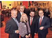  ?? FOTOS: WOI (1)/-NAU (3) ?? Arno Jansen, Sascha Karbowiak und Gisela Hohlmann (v.l.) begrüßten mit Bürgermeis­ter Reiner Breuer (r.), Thomas Kutschaty von der Landes-spd.
