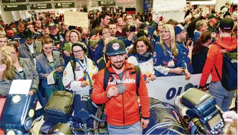  ?? Foto: Xaver Habermeier ?? Die olympische­n Eishockey Helden sind wieder daheim: Yannic Seidenberg (vorne) und seine Teamkolleg­en von der deutschen Nationalma­nnschaft landeten am späten Mon tagabend auf dem Münchner Flughafen, wo sie von vielen Fans gebührend empfangen wurden.