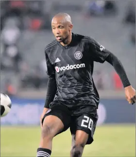  ?? Isithombe: BACKPAGEPI­X ?? UXOLA Mlambo we-Orlando Pirates ukholwa ukuthi buzodlula ubumnyama kwiBucs njengoba bezobhekan­a neSuperSpo­rt United emdlalweni we-Absa Premiershi­p e-Orlando Stadium, kusasa ngo8.15 ebusuku