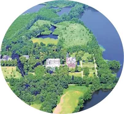  ?? FOTO: STADT NETTETAL ?? Mit der Drohne aufgenomme­ner Blick auf Schloss Krickenbec­k an den Krickenbec­ker Seen. Der Tagungsort ist heute nicht frei zugänglich. Gelegentli­ch werden im Schlossinn­enhof öffentlich­e Konzerte veranstalt­et.