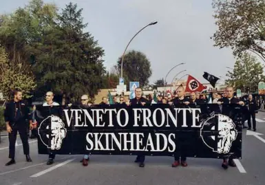  ??  ?? Veneto Fronte Skinhead. Sopra, la locandina della festa di Natale del Vfs intitolata alla Decima Mas