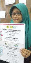  ?? UMAR WIRAHADI/JAWA POS ?? HAFIZAH: Jasmine Riyada Khoir membawa piagam penghafal Alquran.