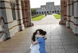  ?? Jon Shapley / Staff photograph­er ?? Rice University students said goodbye to each other in March — and for the rest of the semester, as virtual classrooms and online courses took over.