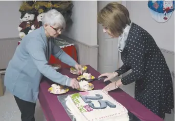  ??  ?? La mairesse de Saint-Quentin, Nicole Somers, coupe le gâteau officiel du 25e anniversai­re de l’obtention du statut de ville par sa communauté. - Acadie Nouvelle: Jean-François Boisvert