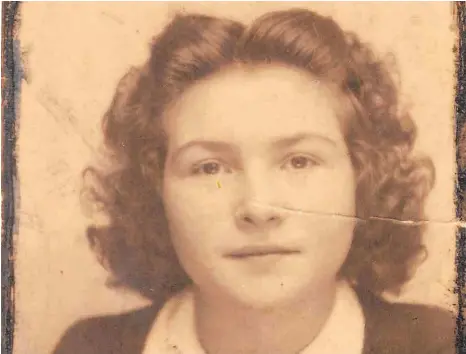  ?? FOTO: PRIVAT ?? Sarah Lichtsztej­n-Montard im Alter von 14 Jahren, als sie festgenomm­en wurde. Die heute 89-Jährige lebt im Großraum Paris.
