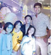  ??  ?? Gerald Anderson with SM Little Stars.