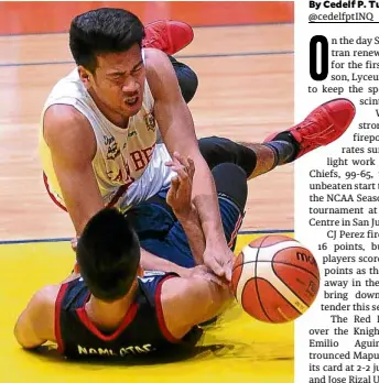  ?? —AUGUST DELA CRUZ ?? Clint Doliguez of San Beda falls on top of Rey Nambatac of Letran as they fight for possession.