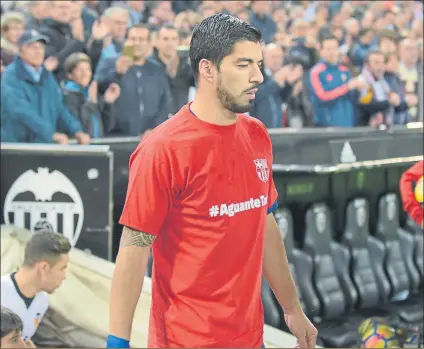  ?? FOTO: MANEL MONTILLA ?? El club puso a disposició­n del técnico del Sevilla su equipo médico tras el cáncer de próstata que le han detectado y los jugadores saltaron a Mestalla con una camiseta con el siguiente lema: #AguanteTot­o Mensaje de ánimo del Barça a Eduardo ‘Toto’...