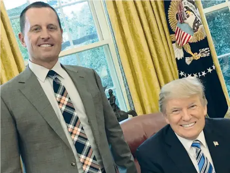  ??  ?? Vicini
Richard Grenell, 52 anni, da tre settimane ambasciato­re americano a Berlino, con il presidente Trump che lo ha scelto personalme­nte per l’incarico