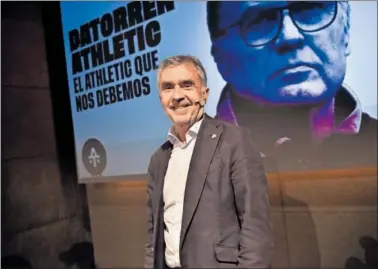  ?? ?? Iñaki Arechabale­ta, candidato a la presidenci­a, ante la pantalla en la que Marcelo Bielsa explicó sus ideas.