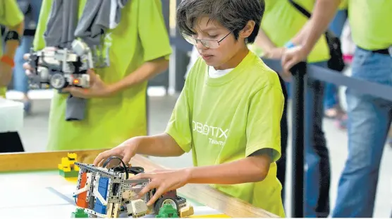 ??  ?? Uno de los participan­tes prepara su robot para la competenci­a.