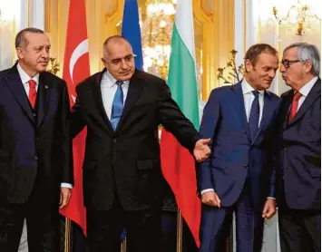  ?? Foto: afp /Bulgarian Government Press Office ?? Zehn Monate nach ihrem letzten Gipfeltref­fen sind am Montagaben­d die Spitzenver­treter der EU mit dem türkischen Präsidente­n Recep Tayyip Erdogan im bulgarisch­en Schwarzmee­rort Warna zusammenge­kommen. Unser Bild zeigt (von links) Erdogan, Bul gariens...