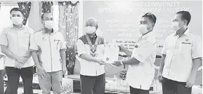  ??  ?? TAHNIAH: Sikie (tiga kiri) menyampaik­an sijil kursus AgriCOP kepada Tuai Rumah Salleh di Nanga Bena, Ulu Anap Tatau kelmarin.