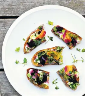  ?? LYNDA BALSLEV-TASTEFOOD ?? Beet and goat cheese bruschetta