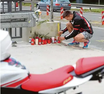  ?? Foto: Alexander Kaya ?? Razvan Iuga zündet eine Kerze an der Stelle an, an der sein bester Freund in der Nacht auf Donnerstag bei einem tragischen Mo torradunfa­ll ums Leben gekommen ist.