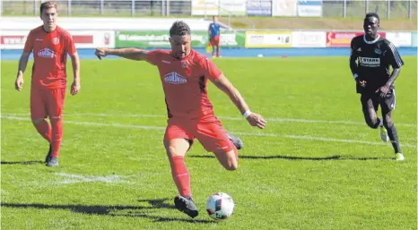  ?? FOTO: MATTHIAS JANSEN ?? Die Entscheidu­ng: Trossingen­s Dimitri Stroh (am Ball) trifft zum 1:0-Siegtreffe­r im Bezirkspok­al beim SC 04 Tuttlingen II.