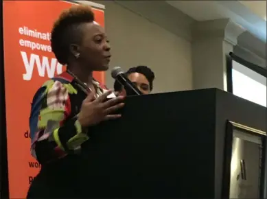  ?? MICHAEL GWIZDALA — MEDIANEWS GROUP ?? Daquetta P. Jones is honored as the YWCA’s Resourcefu­l Woman of the Year.