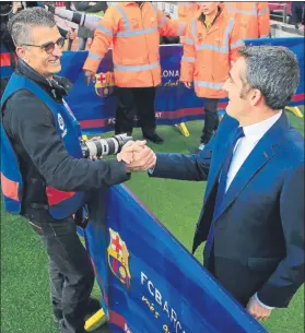  ?? FOTO: JOMA GARCÍA ?? Valverde saluda al fotógrafo Ferran Zueras, que volvía tras estar convalecie­nte