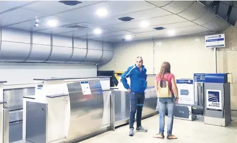  ??  ?? VACÍAS. Así lucían ayer las cabinas de atención de la aerolínea panameña Copa en el aeropuerto de Maiquetía.