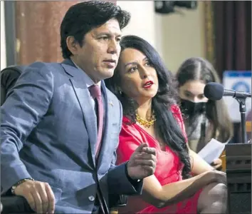  ?? Irfan Khan Los Angeles Times ?? COUNCILMEM­BER Kevin de León on Oct. 4 confers with Council President Nury Martinez, who has since resigned. A leaked recording involving them and two other officials is the subject of an ongoing LAPD inquiry.