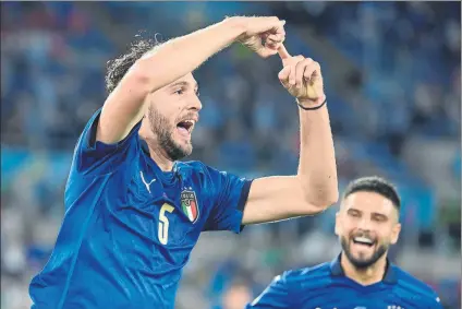  ?? FOTO: AP ?? Manuel Locatelli celebra el primero de los dos goles que marcó ante Suiza y que clasificar­on a Italia