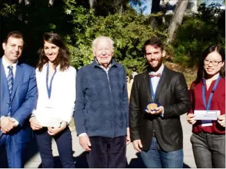  ??  ?? Les trois lauréats en compagnie du séanteur Pierre Laffitte et de Elle Hachem, le créateur de l’événement. (Photo B. C.)