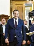  ?? Foto: Hanz Punz, dpa ?? Auf dem Weg zum Rücktritt: FPÖ-Chef Heinz-Christian Strache am Samstag in Wien.