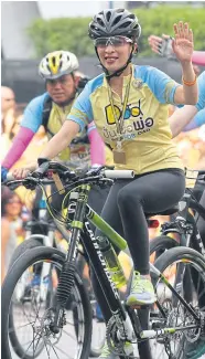  ?? SOMCHAI POOMLARD ?? Her Royal Highness Princess Bajrakitiy­abha greets bystanders along the bike route near Ratchapras­ong intersecti­on.