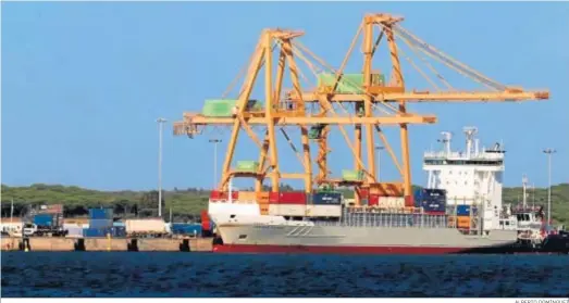  ?? ALBERTO DOMÍNGUEZ ?? Un buque portaconte­nedores en el Muelle Sur del Puerto de Huelva.