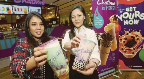  ??  ?? ALIZA dan Widayu (kanan) menunjukka­n minuman Chatime berasaskan teh, koko dan kopi.