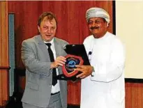  ??  ?? Für seine Arbeiten am Abora-Projekt erhielt Dominique Görlitz den Forschungs­preis des IMCO (Maritime College of Oman in Suhar) von Dekan Hilal Al Hadhrami überreicht. Foto: Dominique Görlitz