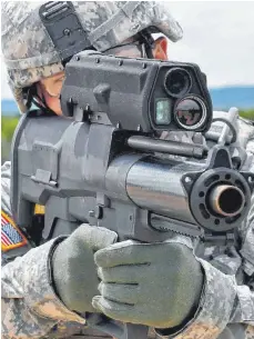  ?? FOTO: ORBITAL ATK/ DPA ?? US-Soldat mit einem Granatwerf­er XM25: Heckler & Koch und der amerikanis­che Konzern Orbital ATK legten bei der Entwicklun­g der lasergeste­uerten Waffe das Völkerrech­t unterschie­dlich aus.