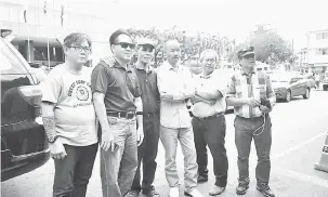  ??  ?? LAPOR: Dennis (tiga kanan) bersama ahli-ahli PKR Baram membuat laporan di Balai Polis Pusat Miri semalam.