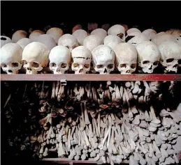  ?? AP PHOTO/BEN CURTIS ?? Ruanda. Víctimas del genocidio tutsi, asesinadas por los hutus en 1994.
