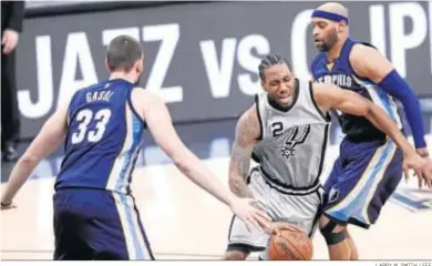  ?? LARRY W. SMITH / EFE ?? Kawhi Leonard, en un partido disputado entre los San Antonio Spurs y los Memphis Grizzlies.