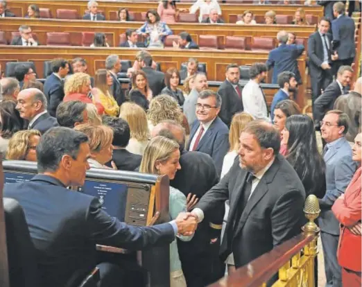  ?? ?? Sánchez y Junqueras se saludan en el Congreso de los Diputados