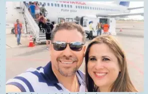  ?? CORTESÍA WILLIAM HERNÁNDEZ ?? Esta foto es minutos antes de abordar el vuelo en el que se compromete­rían a unir sus vidas para siempre.