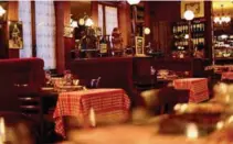 ??  ?? A Toulouse, dans le décor chaleureux de « Chez Carmen », le patron consacre toute l’année une partie de la carte aux produits tripiers.