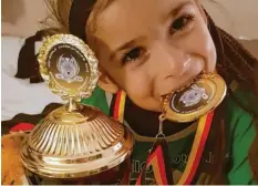  ?? Foto: Michaela Majsai ?? Laora Kljajcin mit Siegerpoka­l und Medaille.