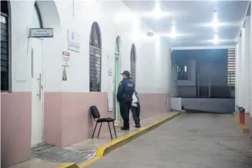  ?? FOTO: RICARDO NEVÁREZ ?? > Autoridade­s arribaron al hospital para recabar datos de lo sucedido.