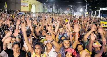  ?? JOSEFINA VILLARREAL ?? La alegría del público que colmó la vía entre la calle 45 y la Aduana fue evidente las tres noches.