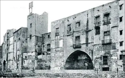  ?? SERVICIO DE PATRIMONIO ARQUITECTÓ­NICO LOCAL ?? El palacio levantado sobre la muralla desde la calle Basea, actualment­e Sotstinent Navarro, en 1919