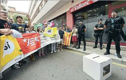  ?? LLUIS GENE / AFP ?? Unas 300 personas se concentrar­on ante el semanario durante el registro y plantaron una urna simbólica