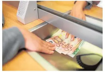  ?? // ABC ?? Un cliente deposita dinero en una oficina bancaria